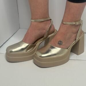 NEW FREE PEOPLE ANKLE STRAP GOLD METALLIC SQUARE TOED 1 1/2” WEDGE 39